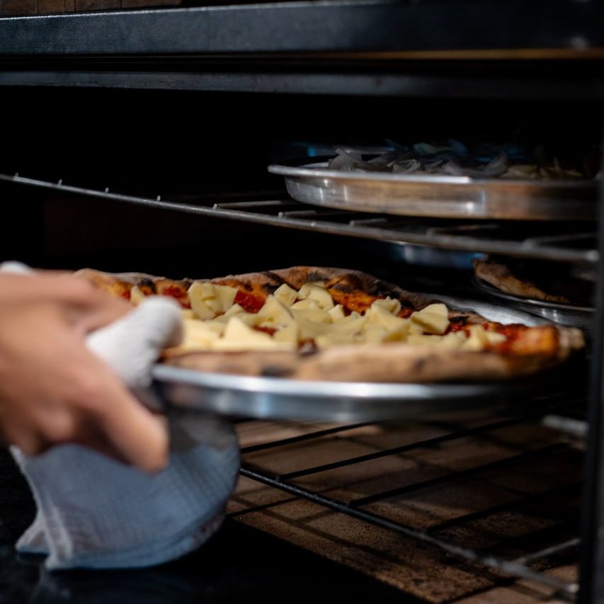 Pizza entrando al horno