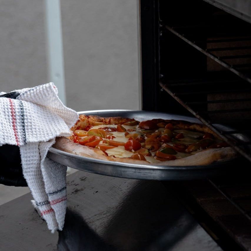 Pizzas saliendo