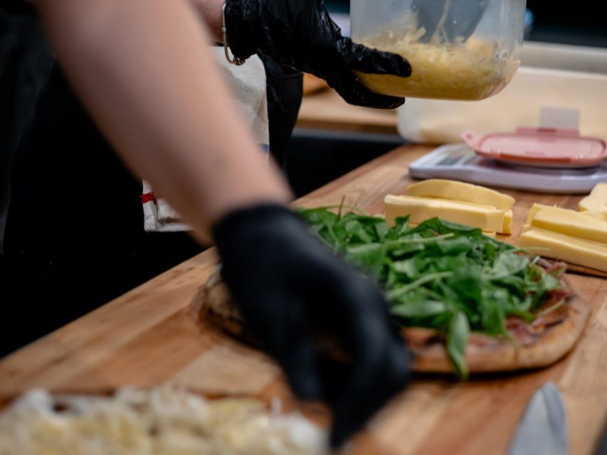 Pizzaiolo trabajando en un evento