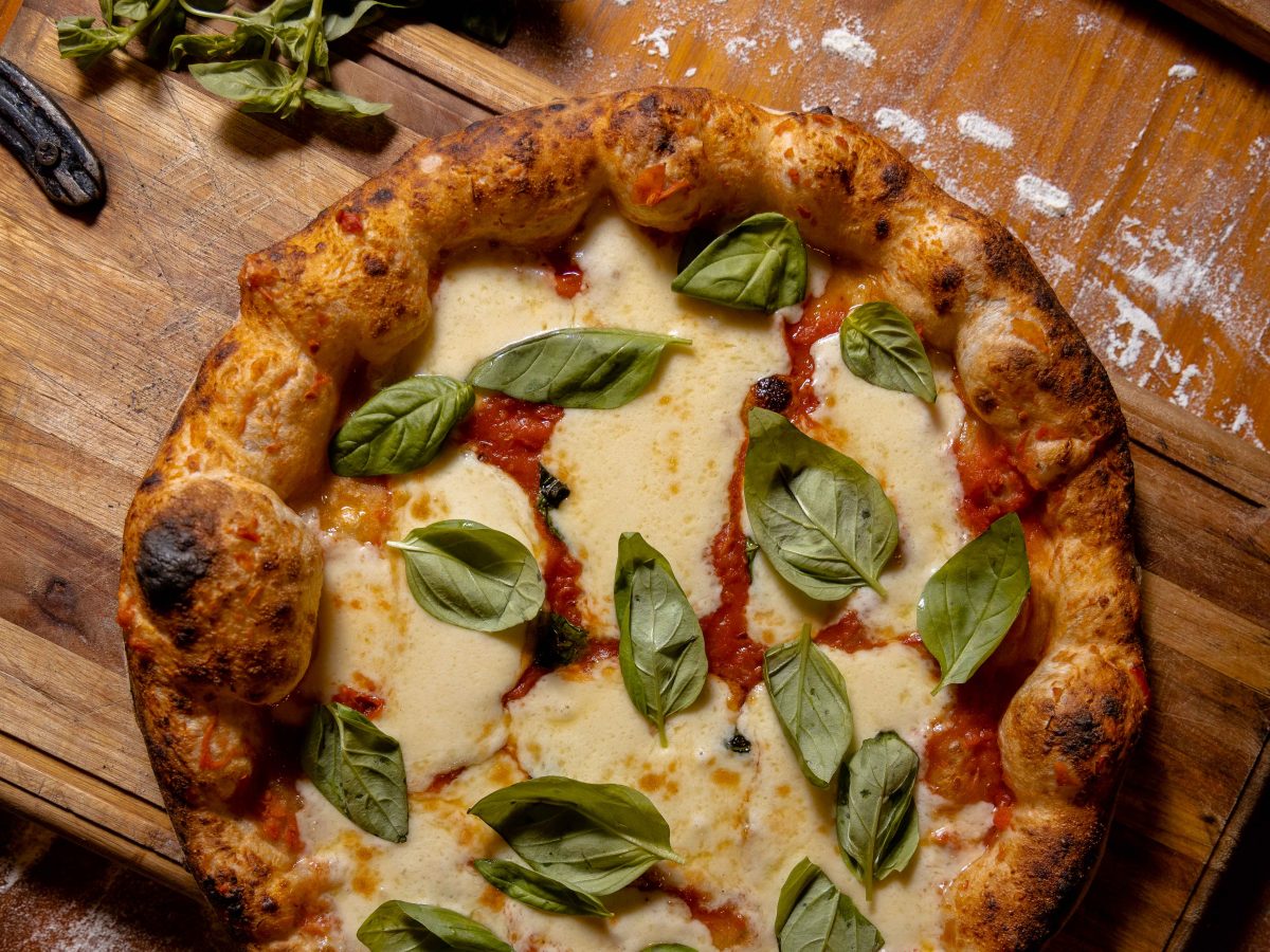 Pizza recién salida del horno